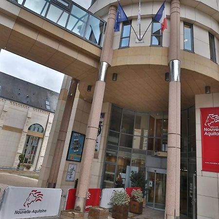 Comedy: Heart Of Town Facing The Na Region Poitiers Esterno foto