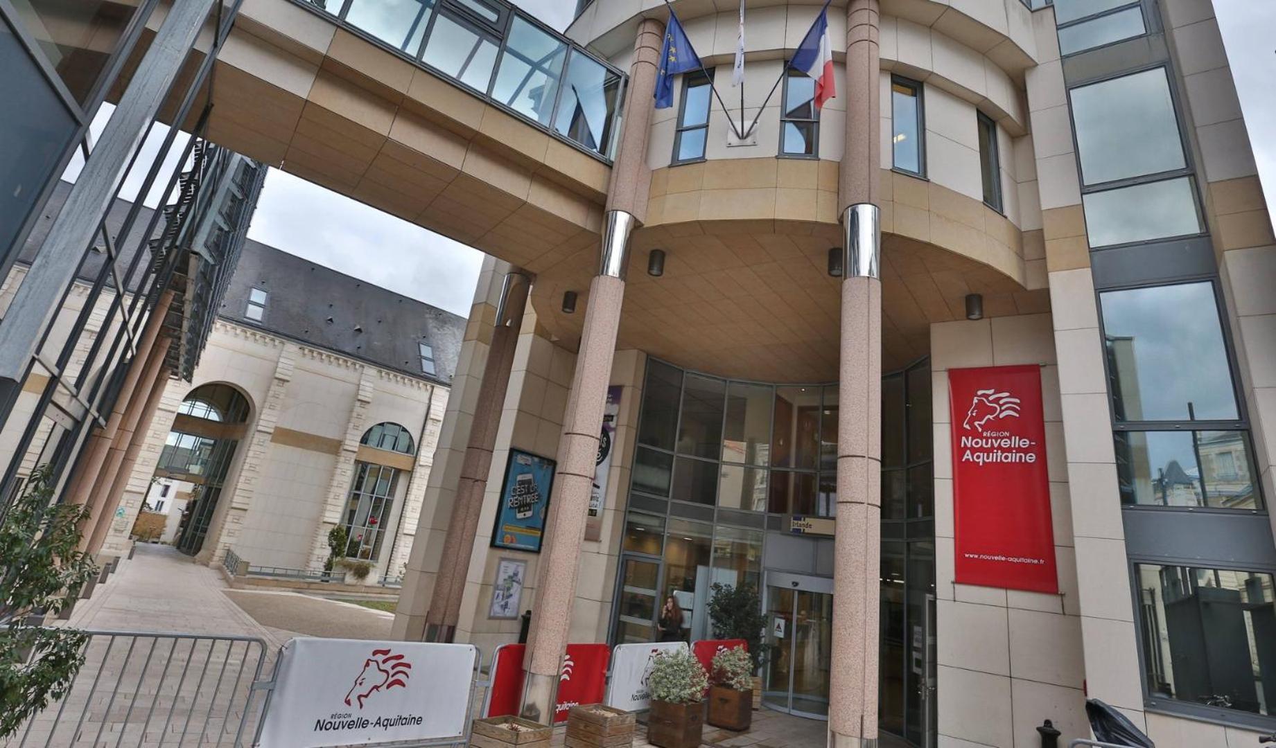 Comedy: Heart Of Town Facing The Na Region Poitiers Esterno foto